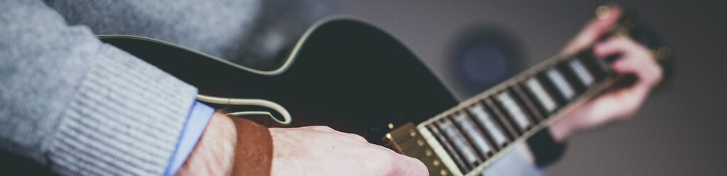 man, guitar, hands-1281642.jpg